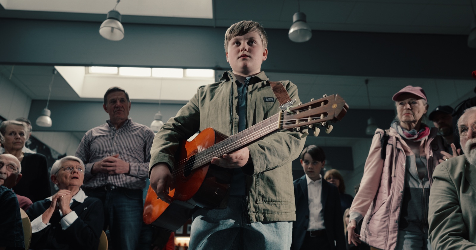 Enno spielt Gitarre beim Konzert