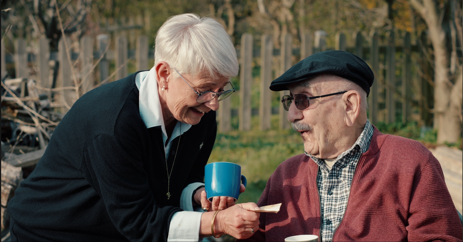 Frau Fiedler und der alte Herr im Garten